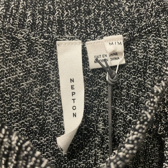 Interesting knitted top. - Picture 3 of 5